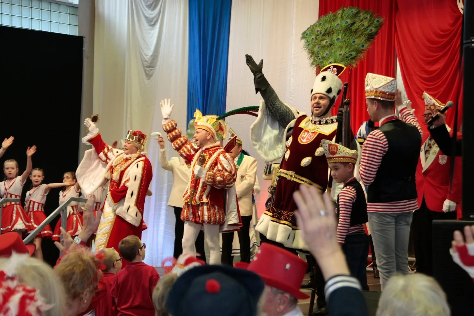 Rodenkirchener Dreigestirn auf der Bühne, umjubelt vom Publikum