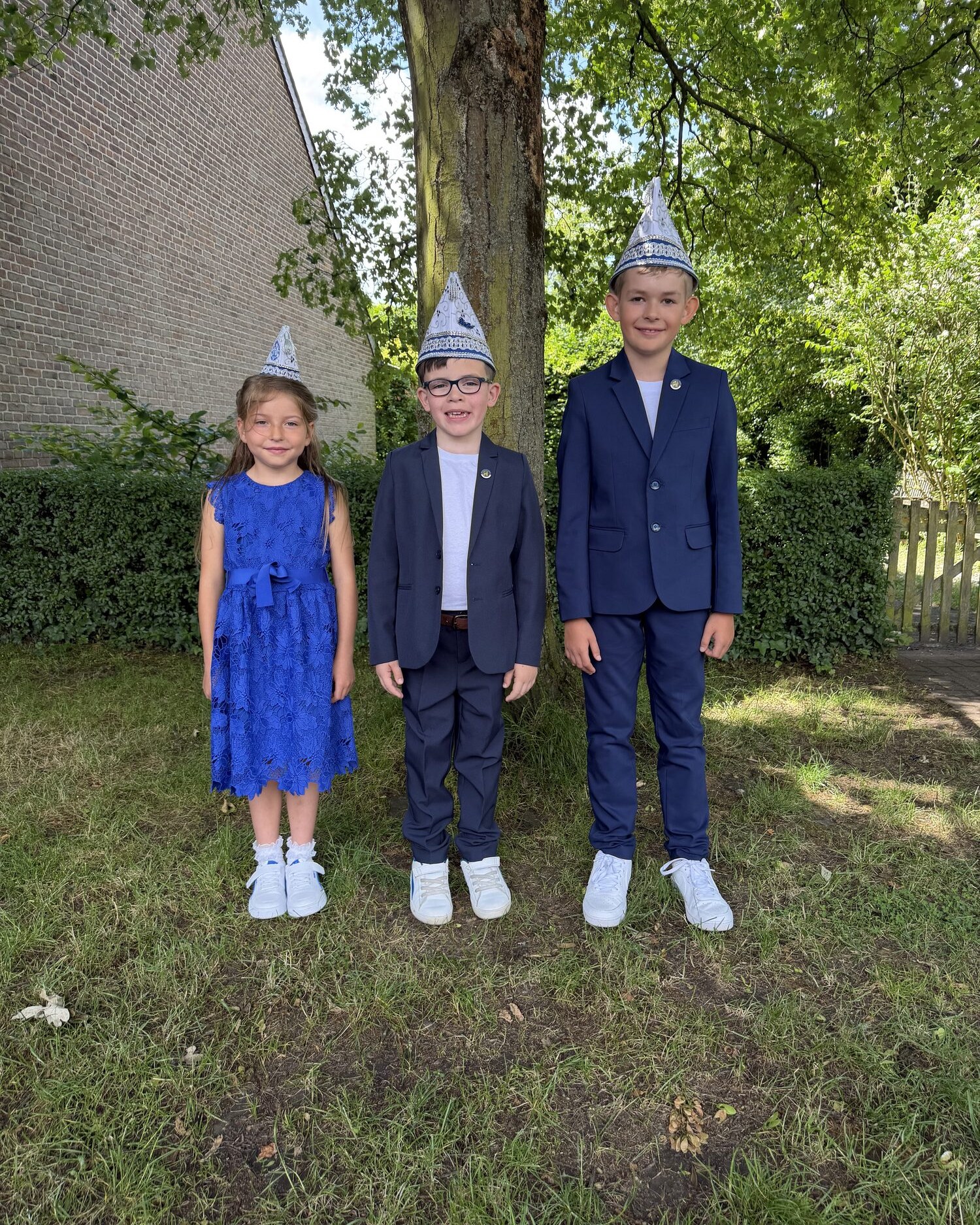 Das Kinderdreigestirn 2027 der Alt-Gemeinde Rodenkirchen — Prinz Maximilian I., Bauer Ben und Jungfrau Enni