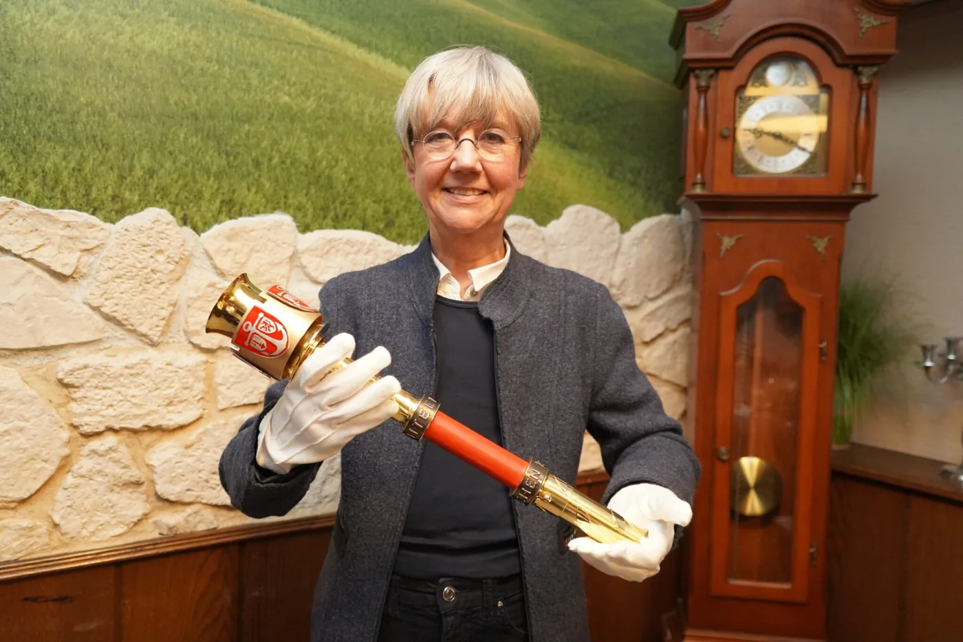 Goldschmiedin Heidi Philipp präsentiert das neue Zepter des Festkomitees